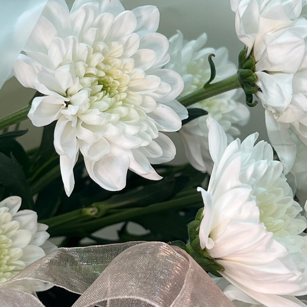Букет белых кустовых хризантем | 7 шт