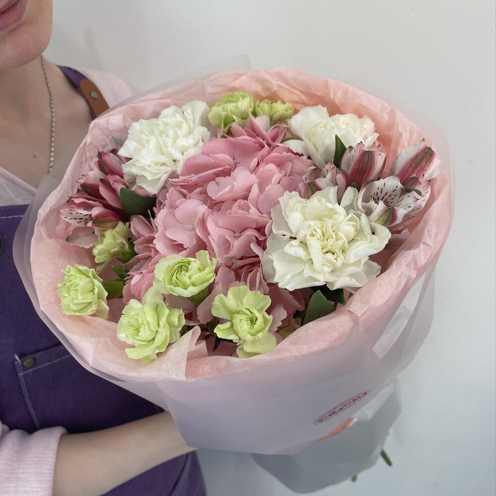 Букет с розовой гортензией