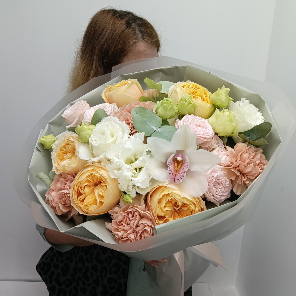 Букет роза пионовидная, орхидея, диантус, роза пионовидная кустовая, эвкалипт, дофаминовый