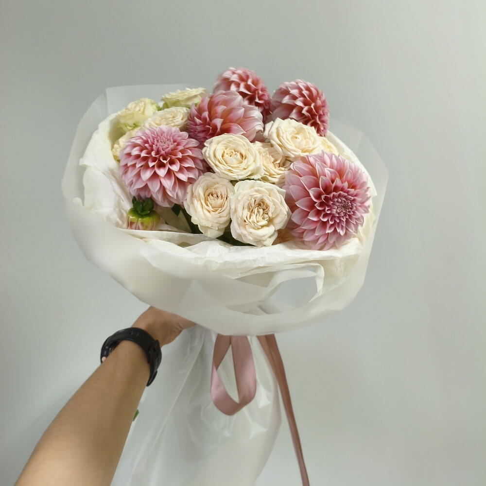 Персиковые георгины с розами