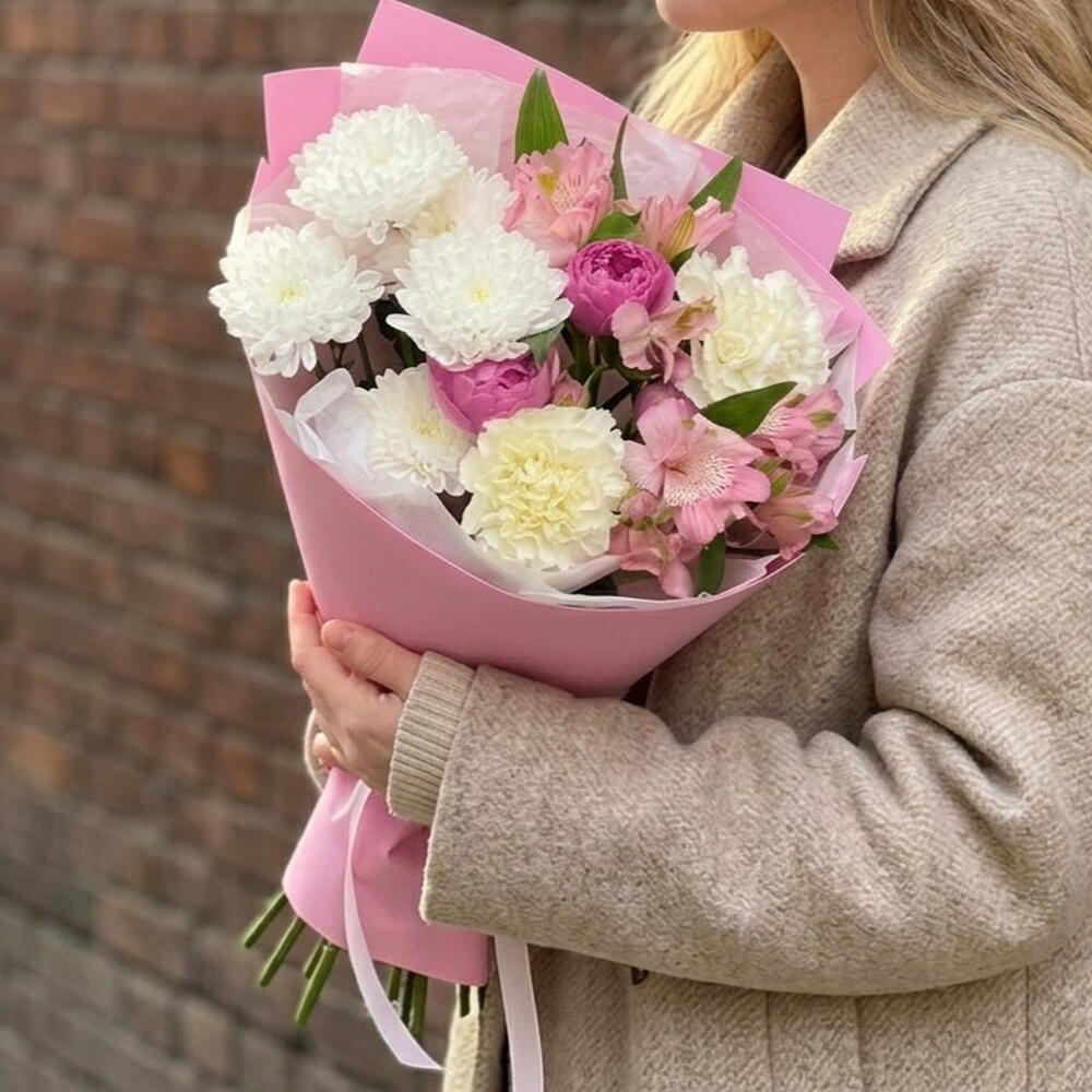Букет из хризантемы, кустовой розой, альстромерии и диантусов💞