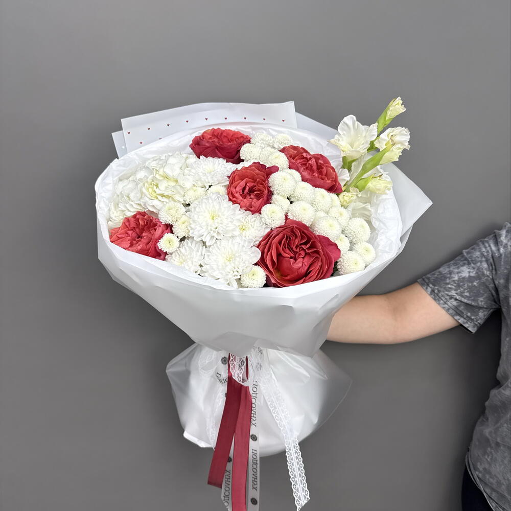 Букет с гладиолусом, гортензией и розами