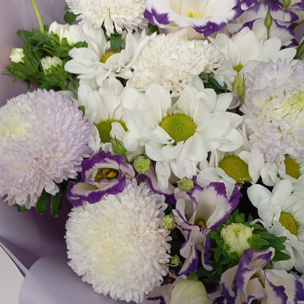 Нежная эустома 💜 и астра 🌿