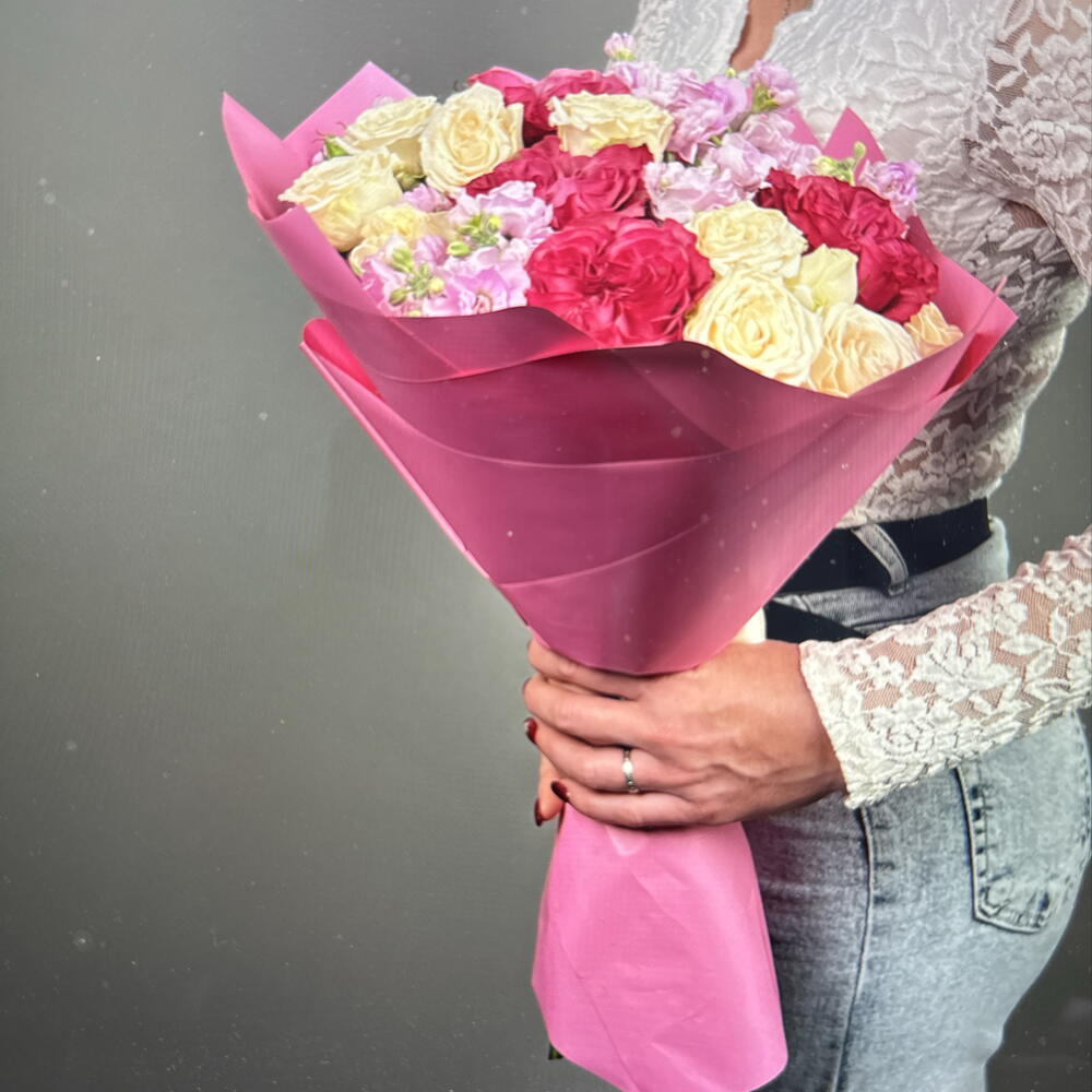 Пастельно-розовый букет из кустовой и одноголовой розы с кустовой маттиолой (39-0063)