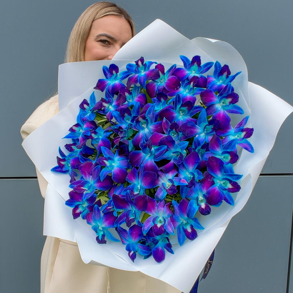 Букет Космос в белом из орхидей. Монобукет 116 Leoraflowers
