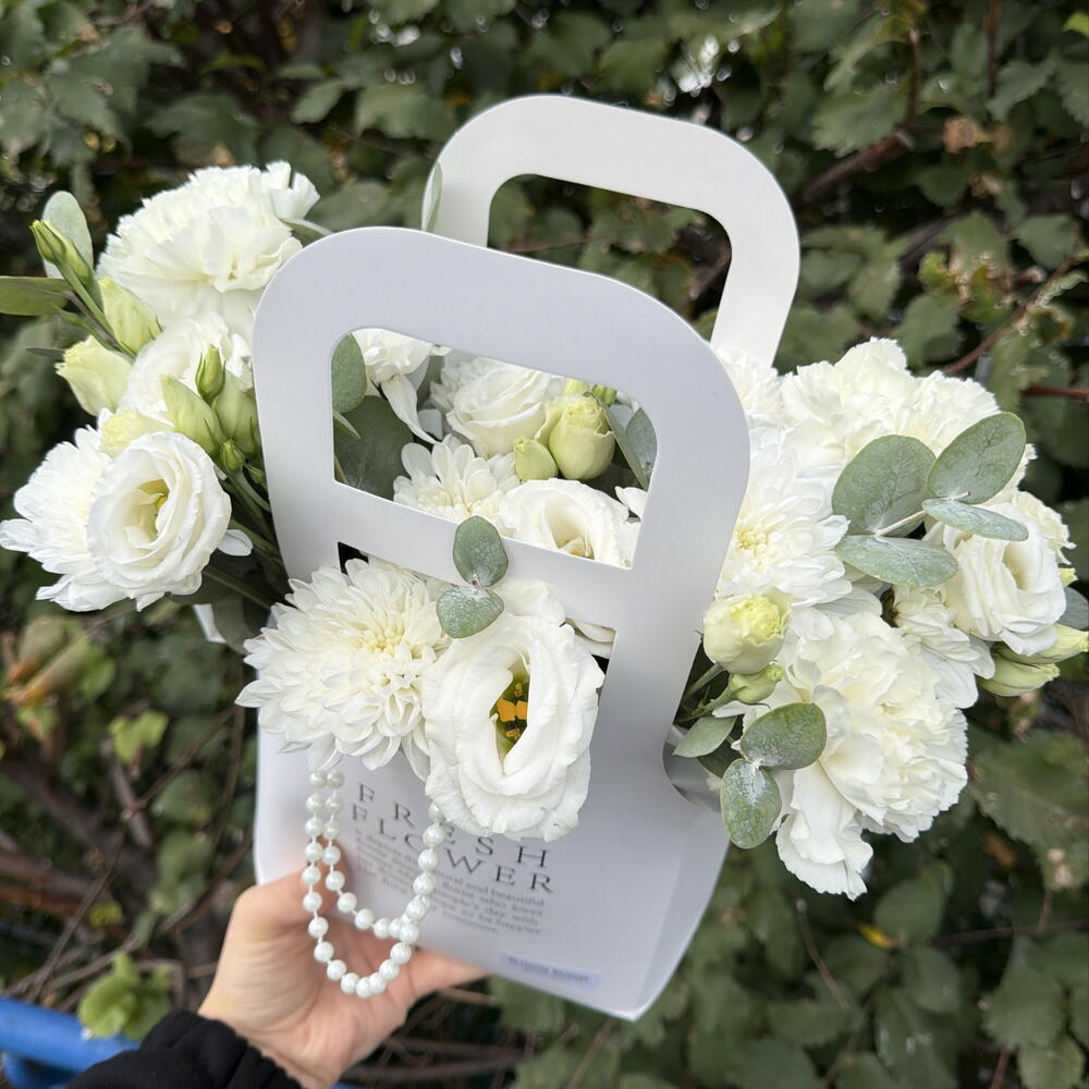 Белая сумочка Bloom room, эустома, хризантема и диантус🤍🌿