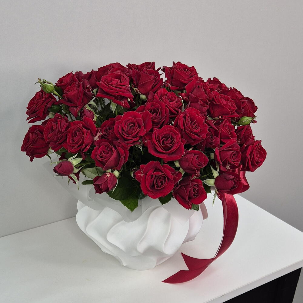 Amore в вазе (роза кустовая)