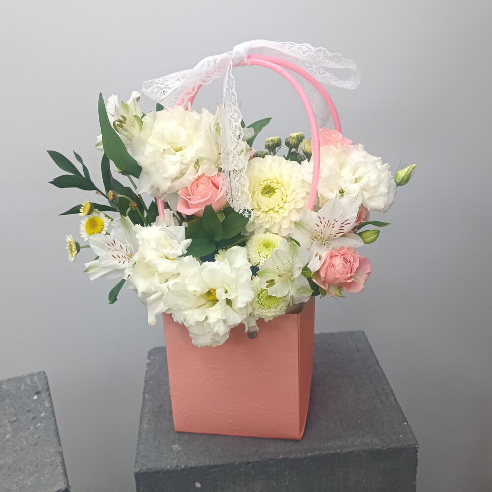 Нежный комплимент 🌸из георгин, кустовых роз, диантусов , хризантемы и альстромерии