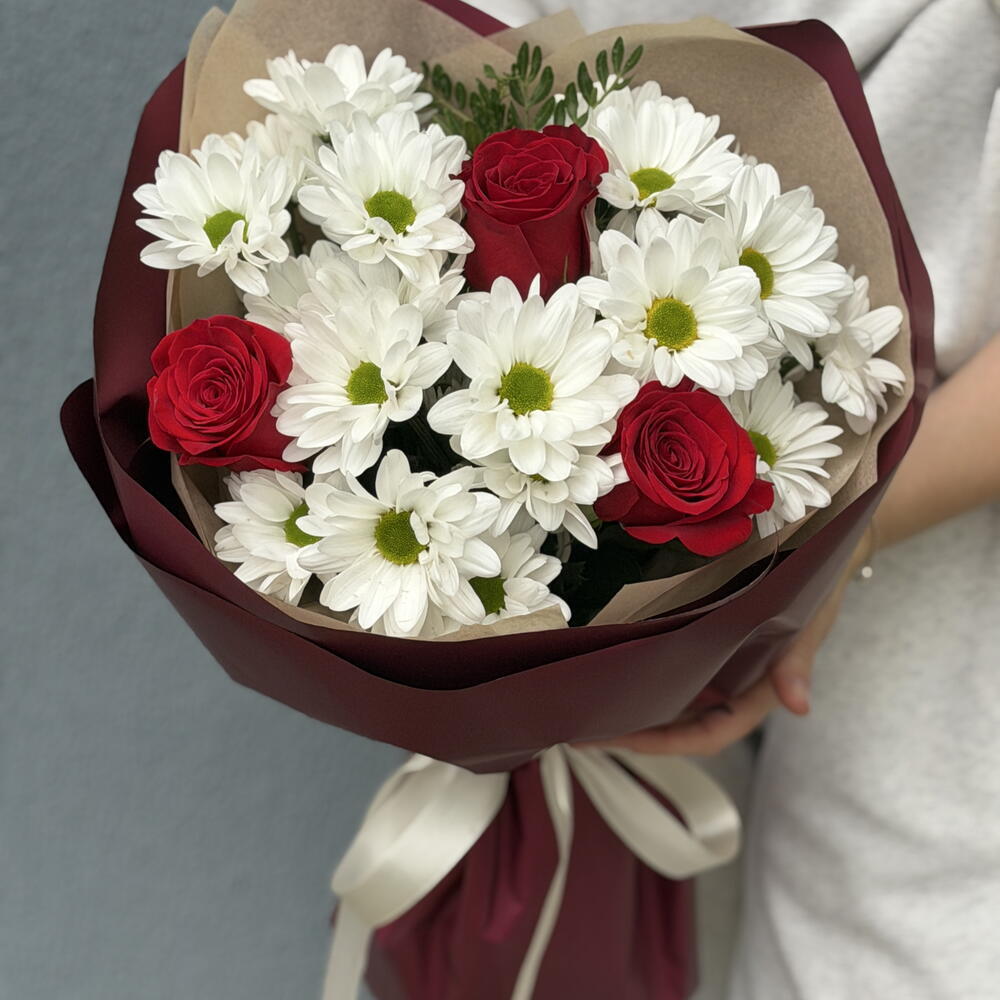 Букет Комплимент из красной розы и хризантемы