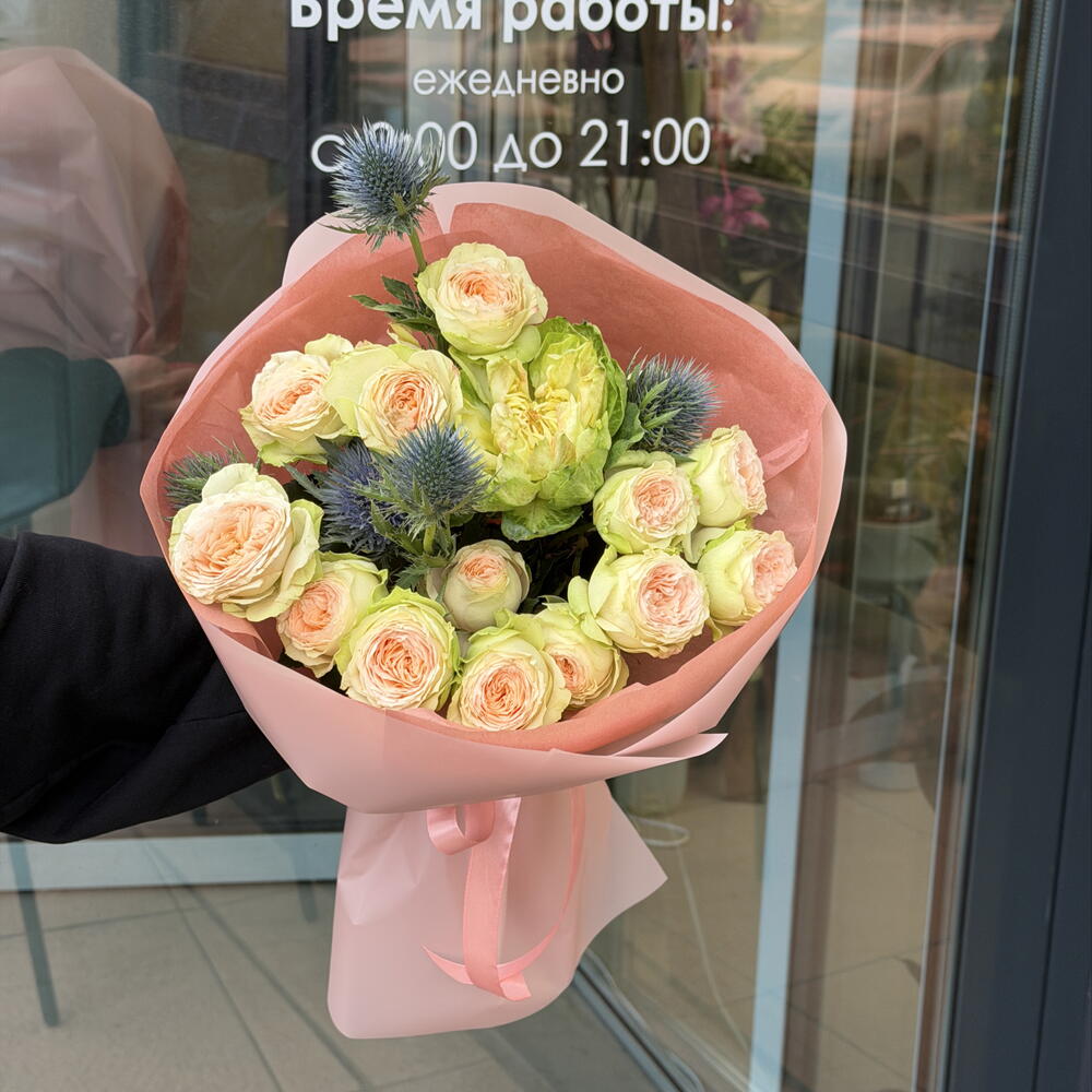 Букет с розой Вегги и поионовтдными кустовыми розами