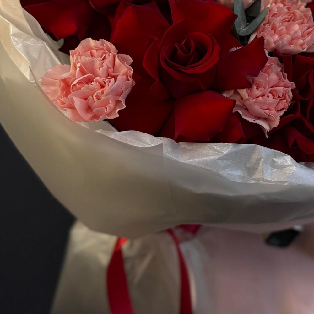 Букет пышный «🌹 Вместо тысячи слов» (французская роза, диантус, эвкалипт)