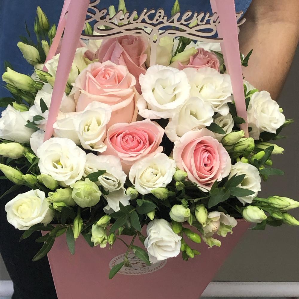 Box with roses and lisianthus