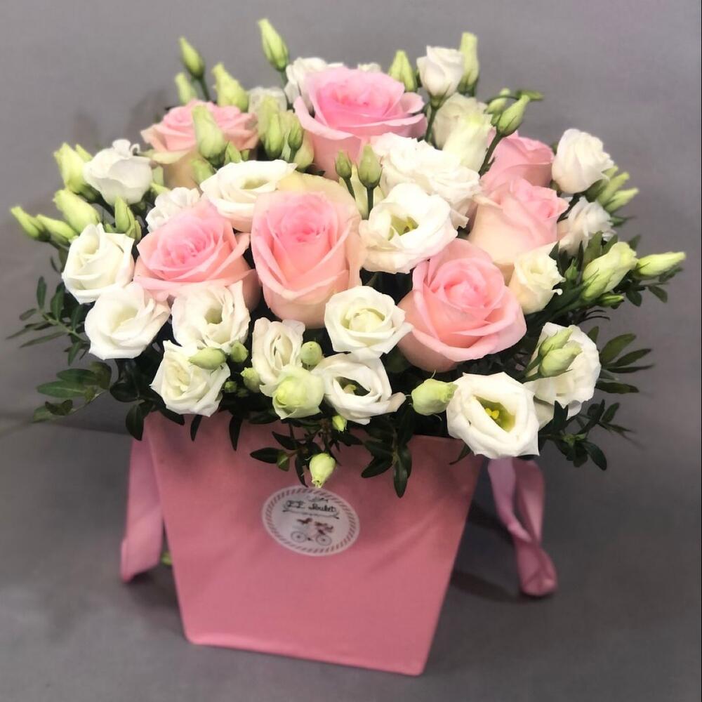 Box with roses and lisianthus