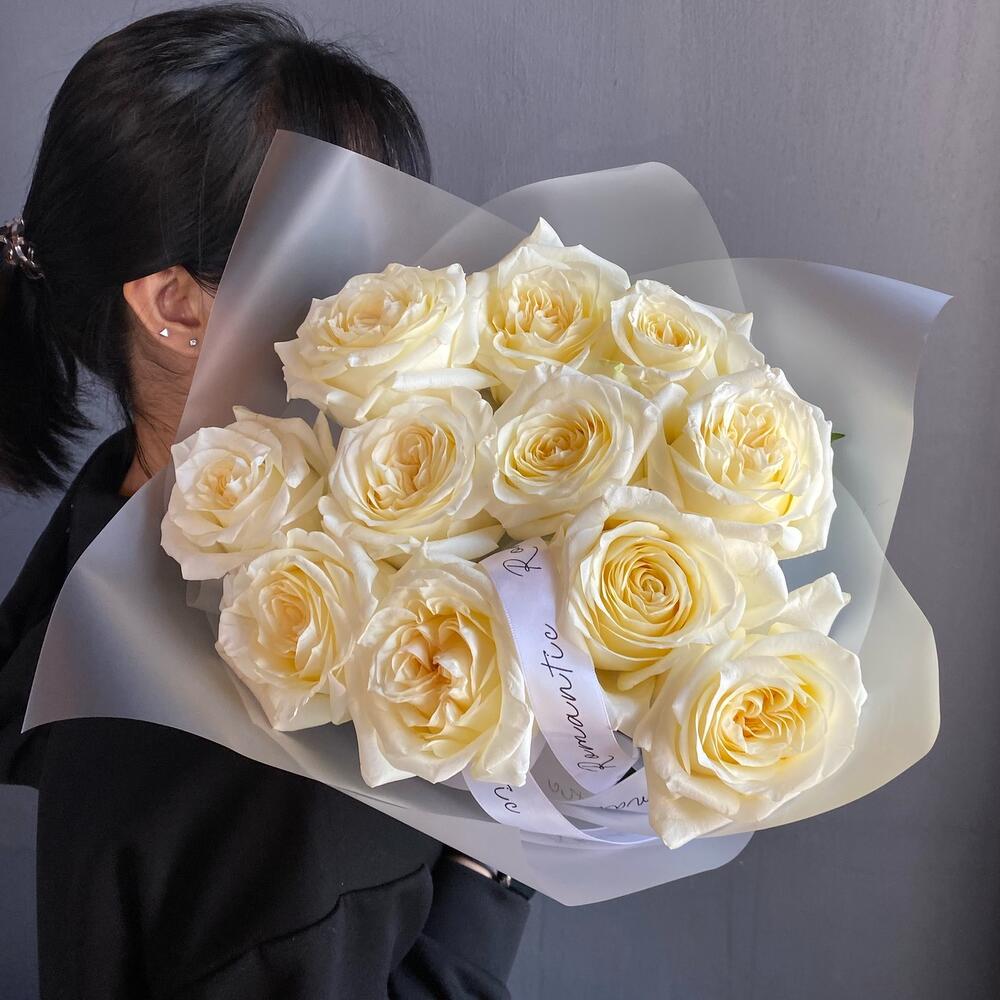 Bouquet of peony-shaped Ecuadorian roses