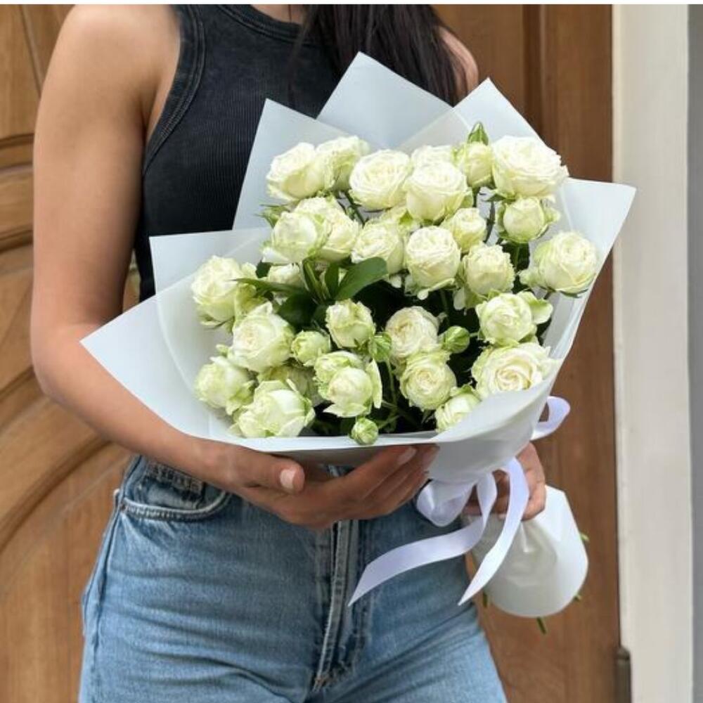 Кустовые розы. Букет кустовых роз . Белые кустовые розы