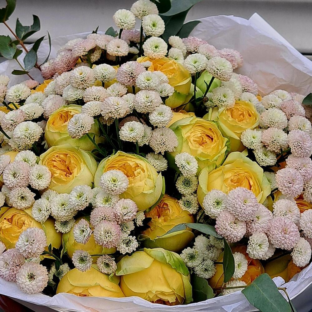 Букет из пионовидных   роз и хризантем