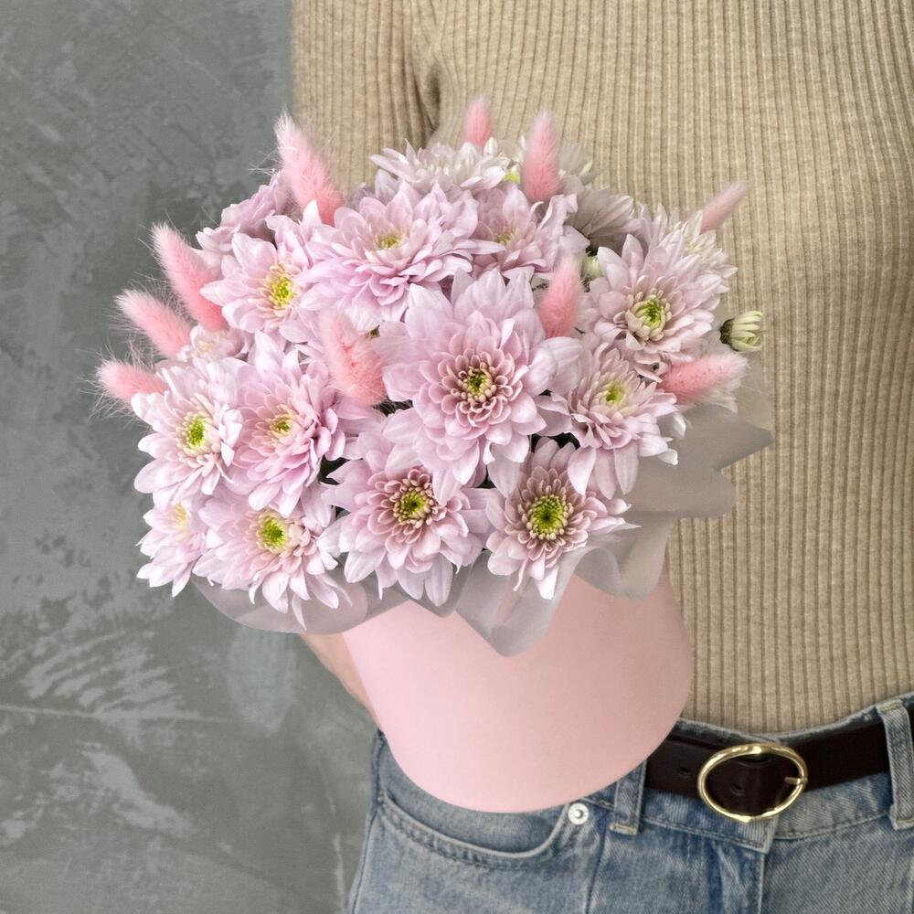 Нежная композиция в шляпной коробке из хризантем 🌸