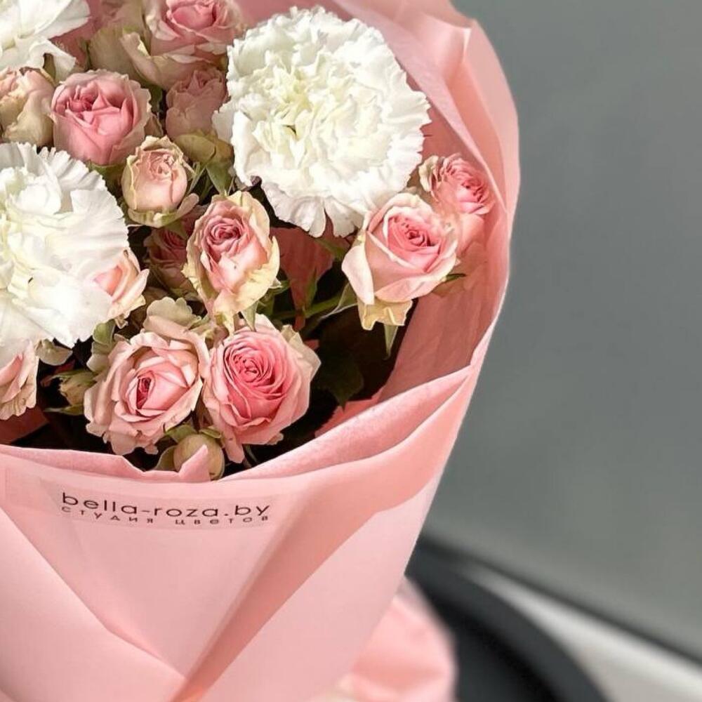 Букет из кустовых роз и диантусов 🌸