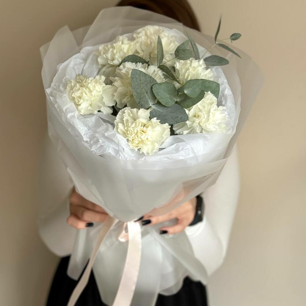 Комплимент из белых диантусов и эвкалипта