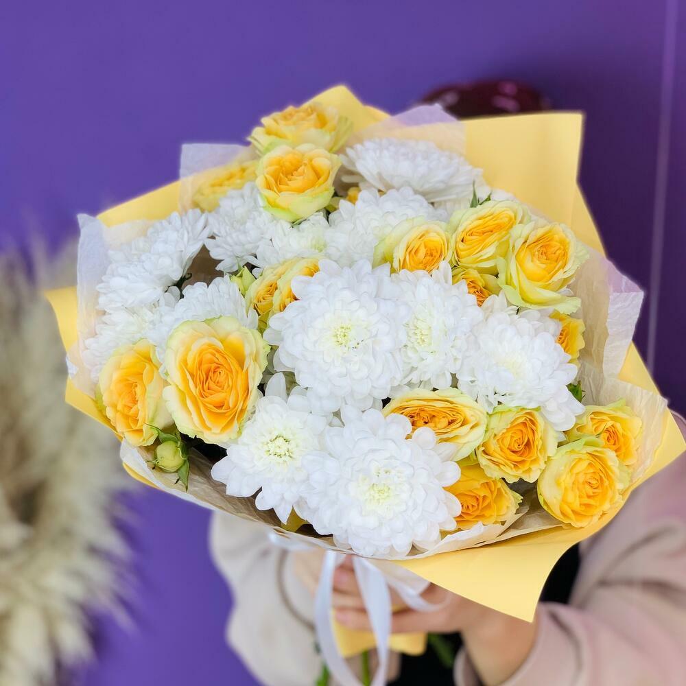 Букет из кустовых роз и хризантем💐