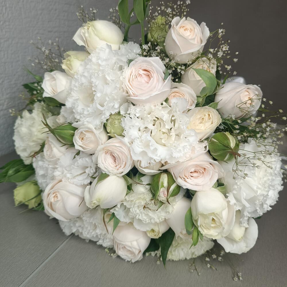 Свадебный букет с нежной кустовой пионовидной розой и махровой эустомой 🤍👰‍♀️🤵‍♂️