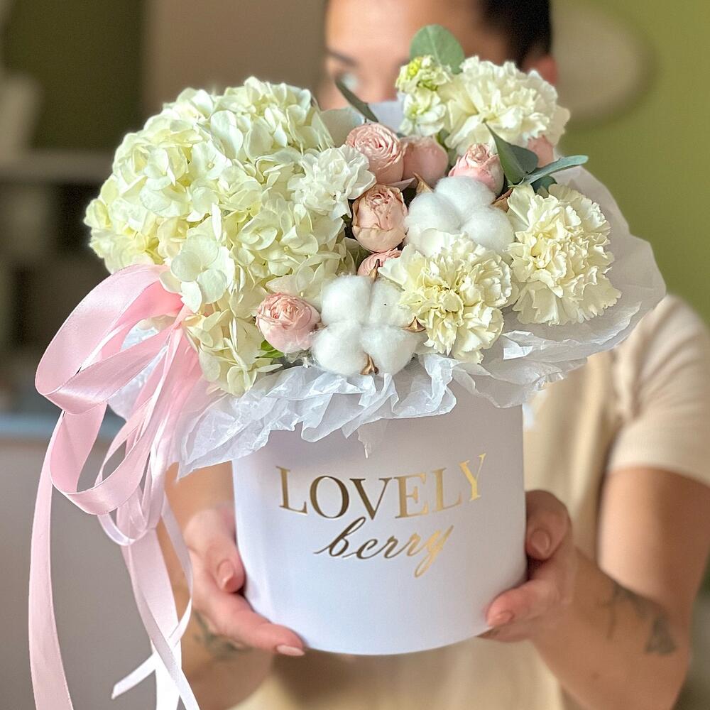 Гортензия с хлопком и пион.розами в коробке