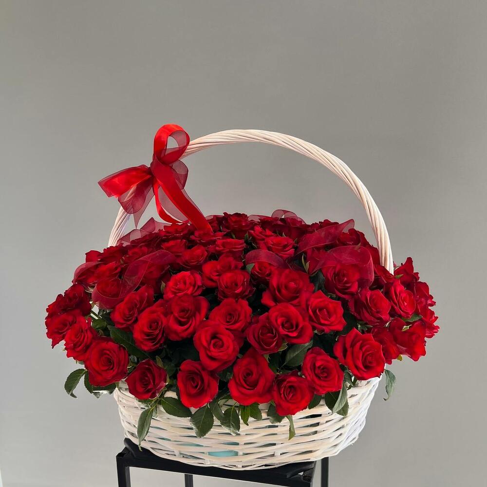Корзина с розами 101 роза - чёрная магия