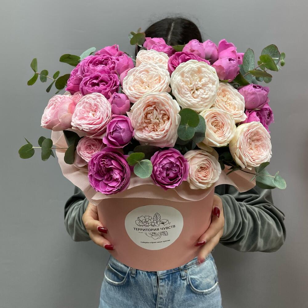 Композиция в шляпной коробке из пионовидной розы микс 💕