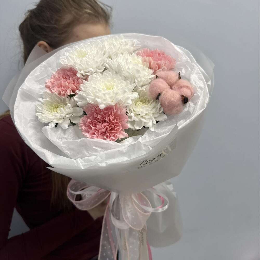 Авторский букет для любимой девушки  «Пудровый 💗» : хризантема, диантус, хлопок. Размер S