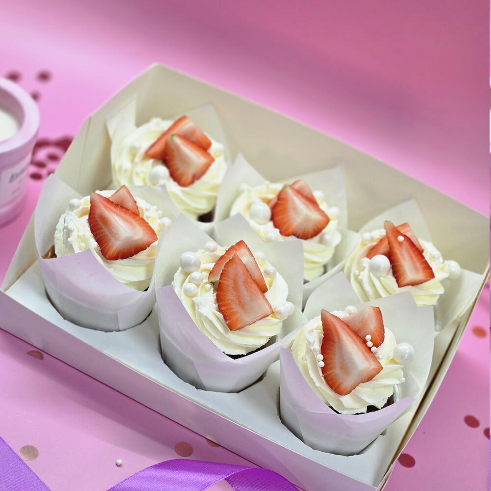 Капкейки со свежей клубникой 6 штук для парня, девушки, жены, мужа, любимого, любимой, мамы, папы. Не требуют разморозки
