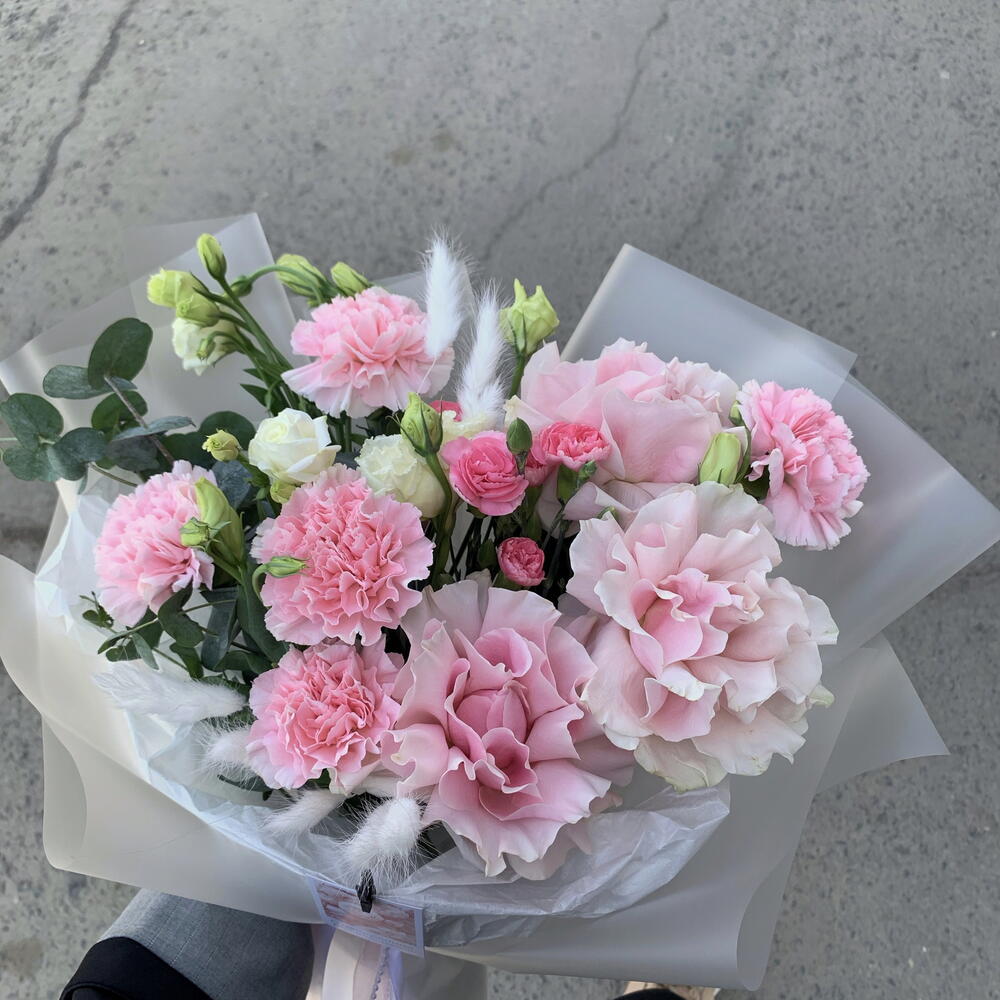 Из кружевных диантусов , эустомы, розы