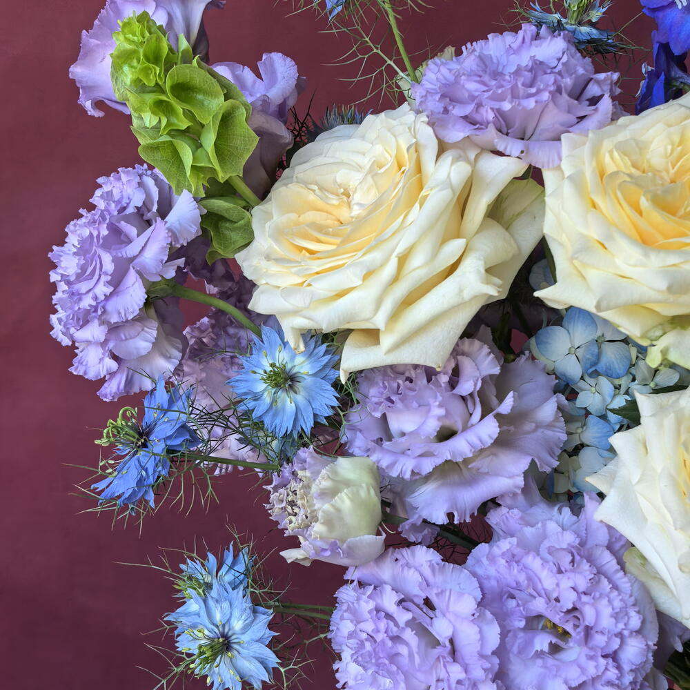 Сборный вертикальный букет с дельфиниумом