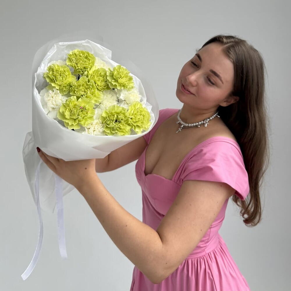 Букет из 15 пушистых зеленых и белых гвоздик "LIME   WHITE"