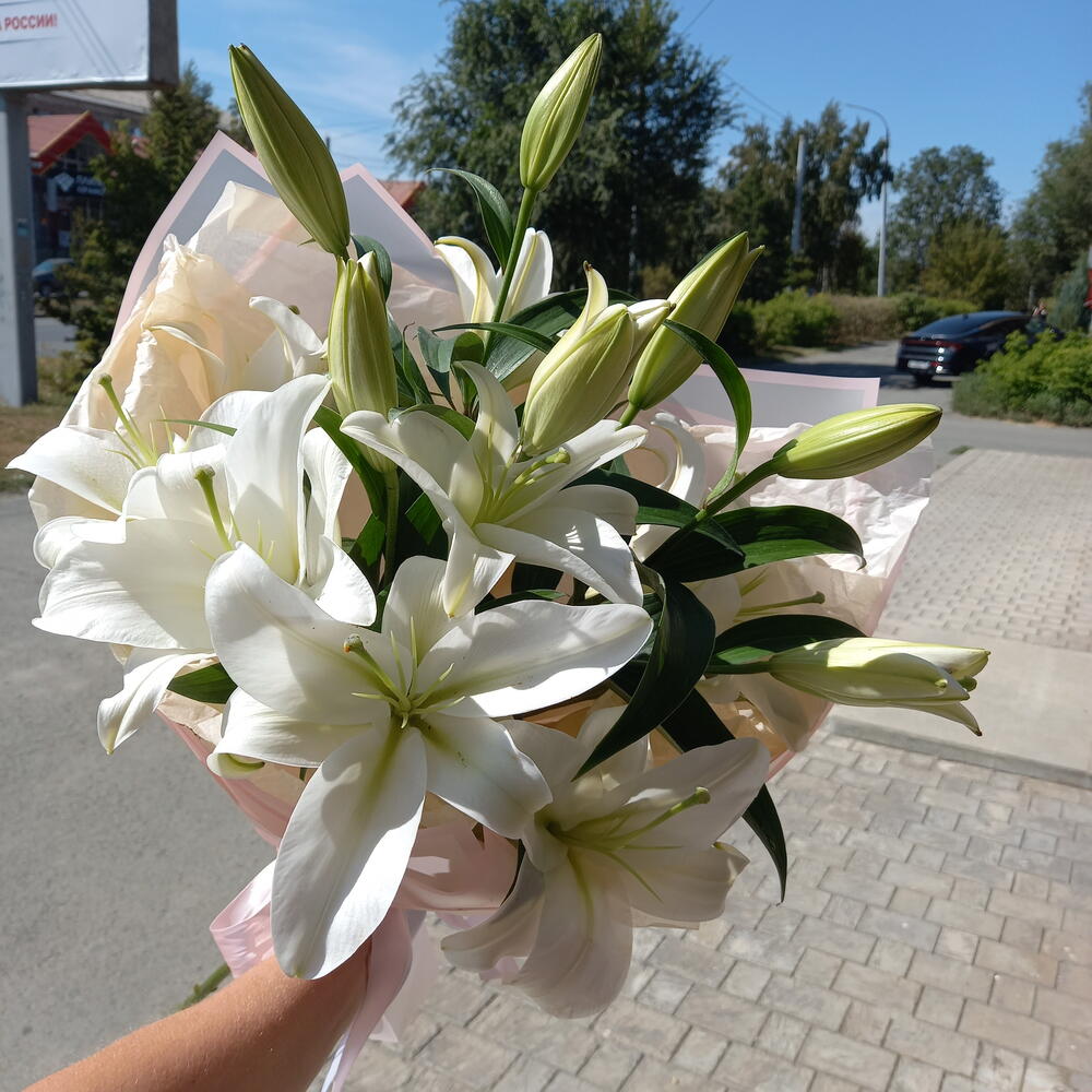Моно букет из лилий
