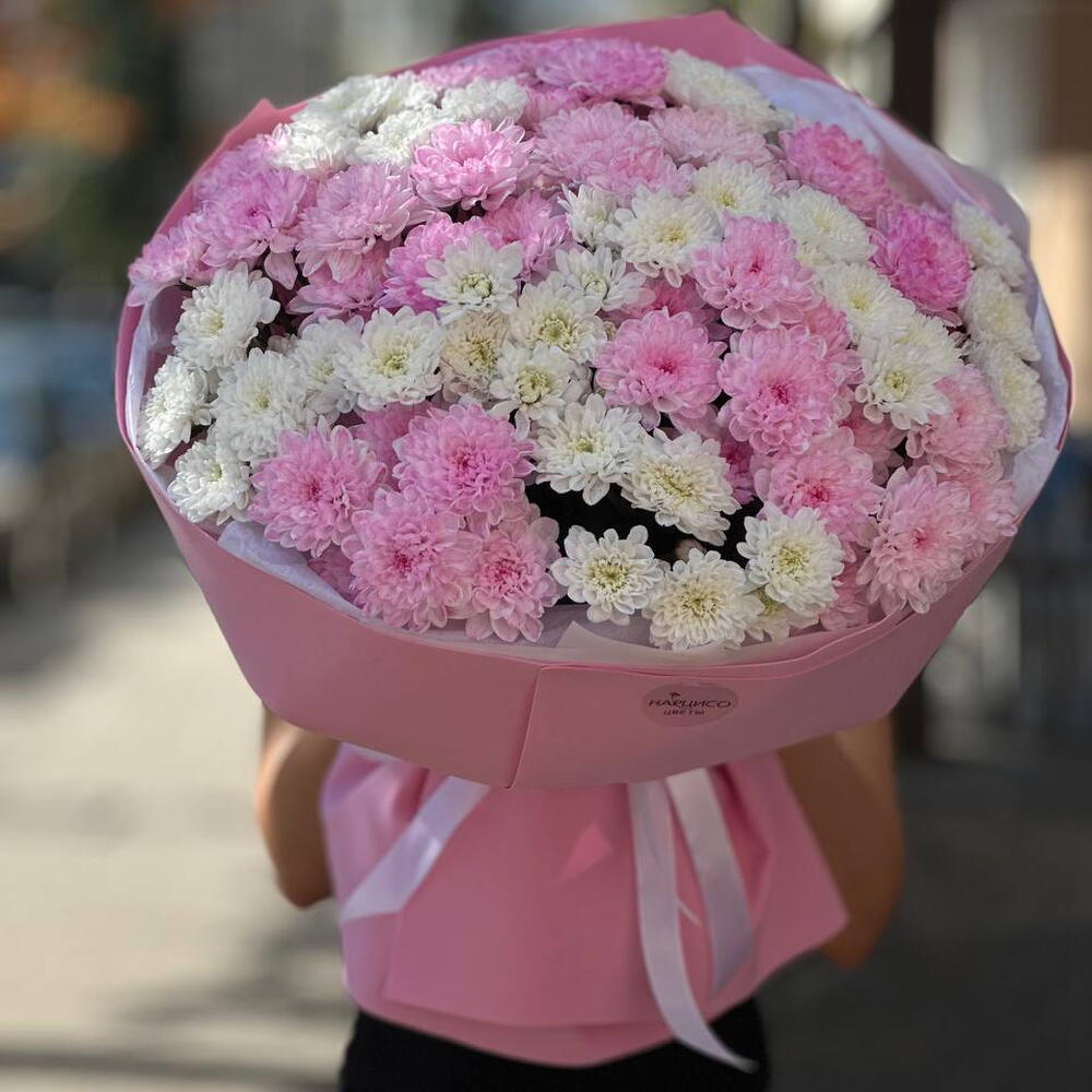 Букет из 15 кустовых бело-розовых хризантем