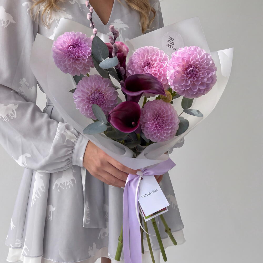 Букет с черничными каллами, георгинами, эвкалиптом и вербой от XOFLOWERS