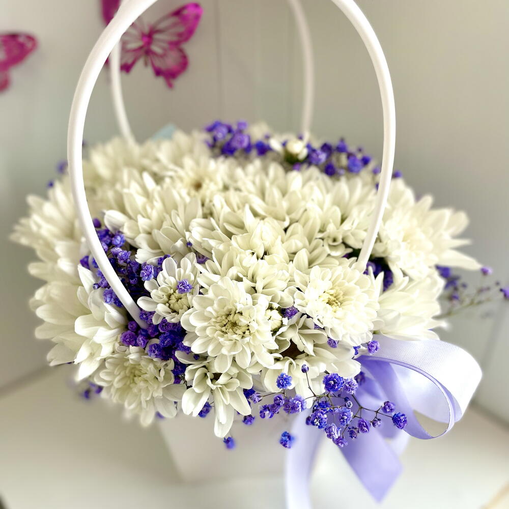 Композиция из хризантем и гипсофилы «Комплимент»💜