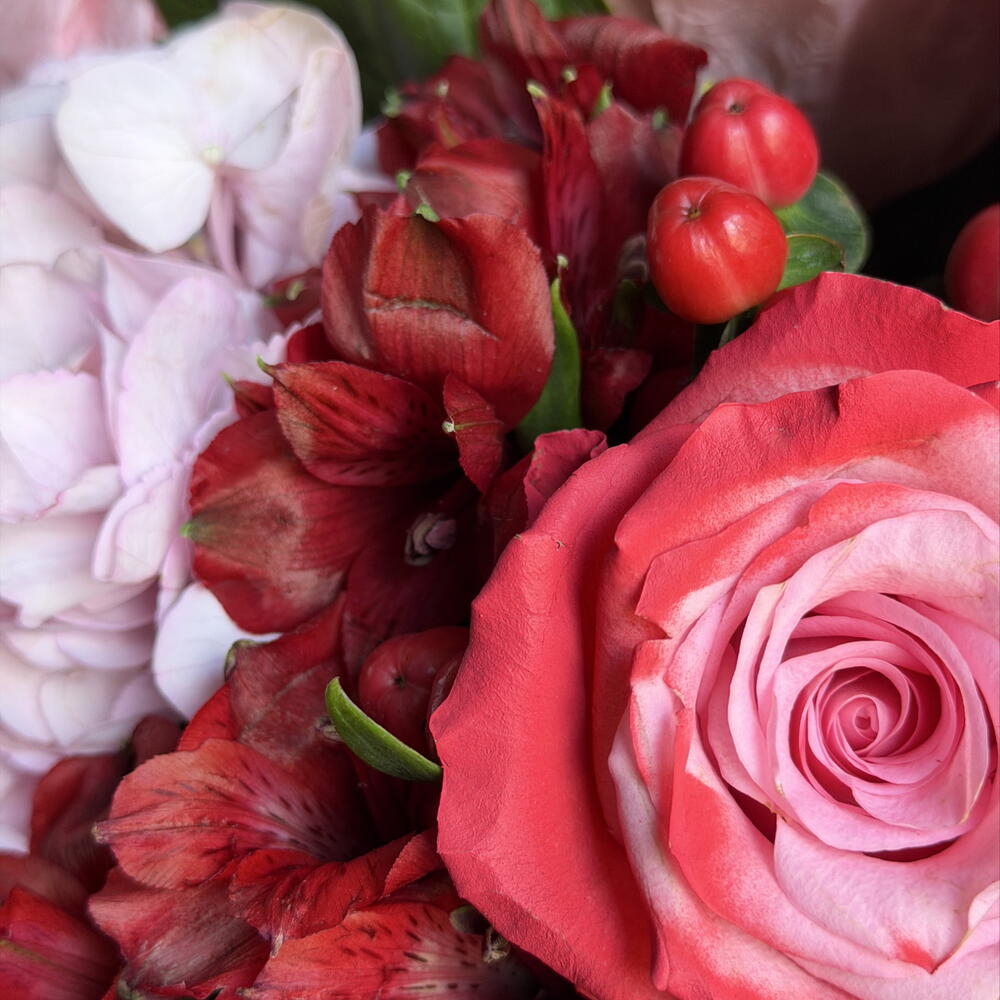 Букет с Альстромериями, Гортензией и Розами ♥️
