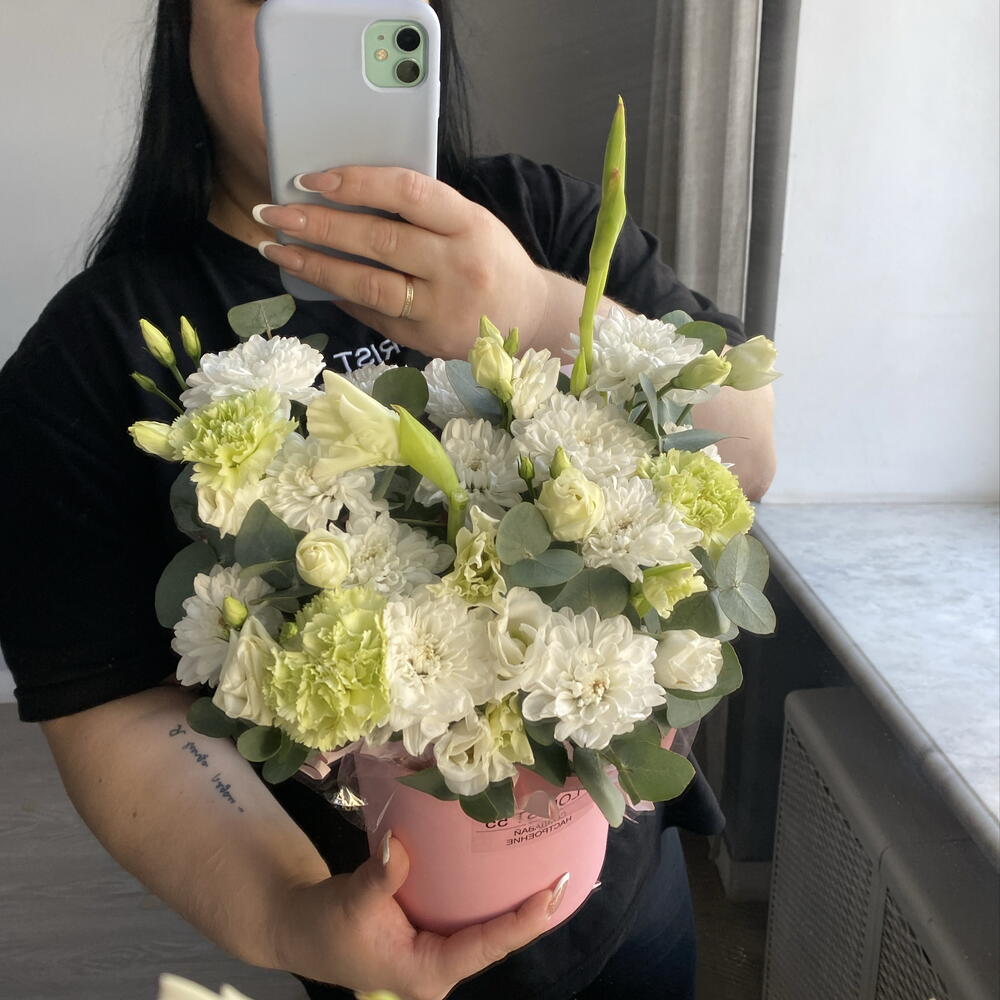 С гладиолусом