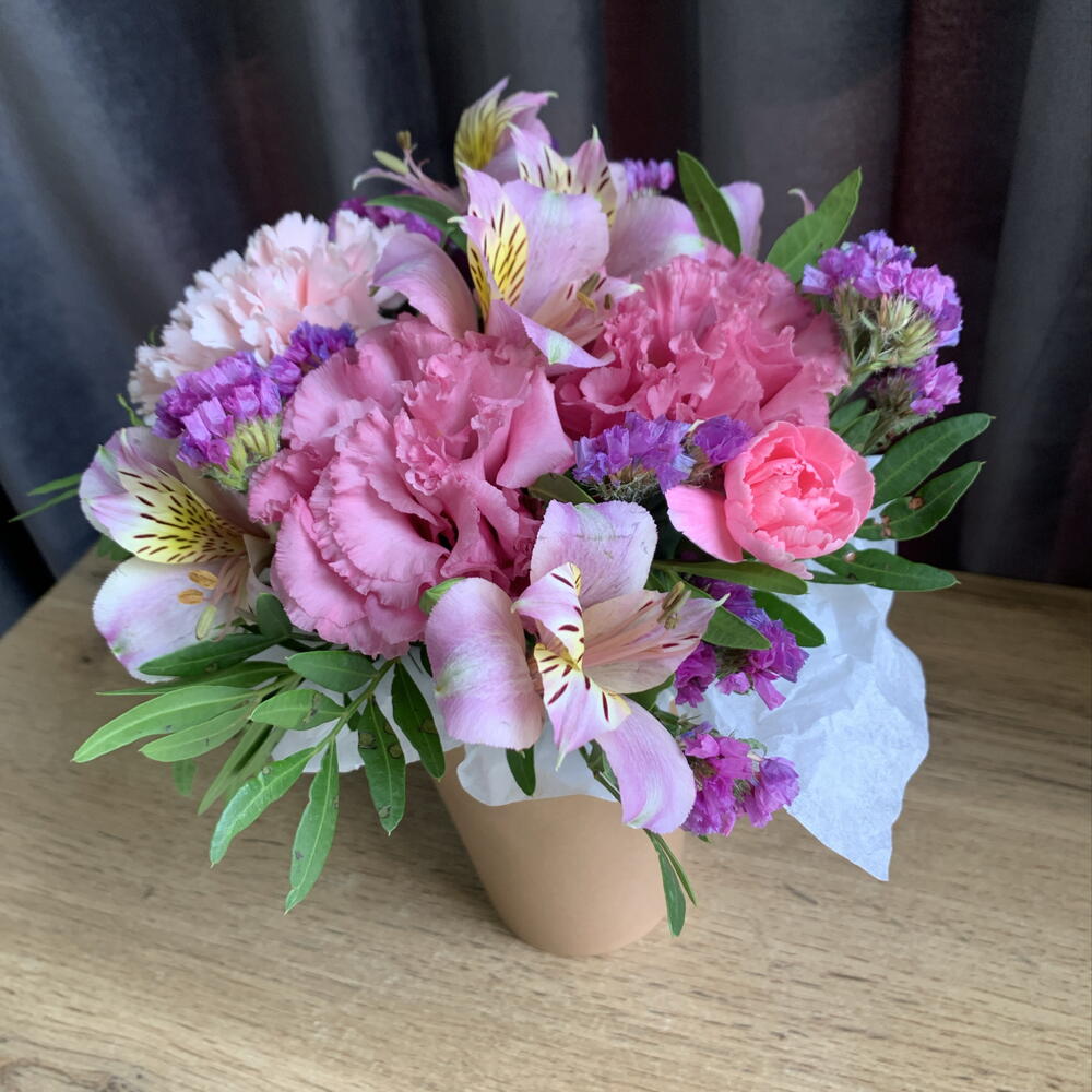 Стаканчик с сезонной эустомой🌸
