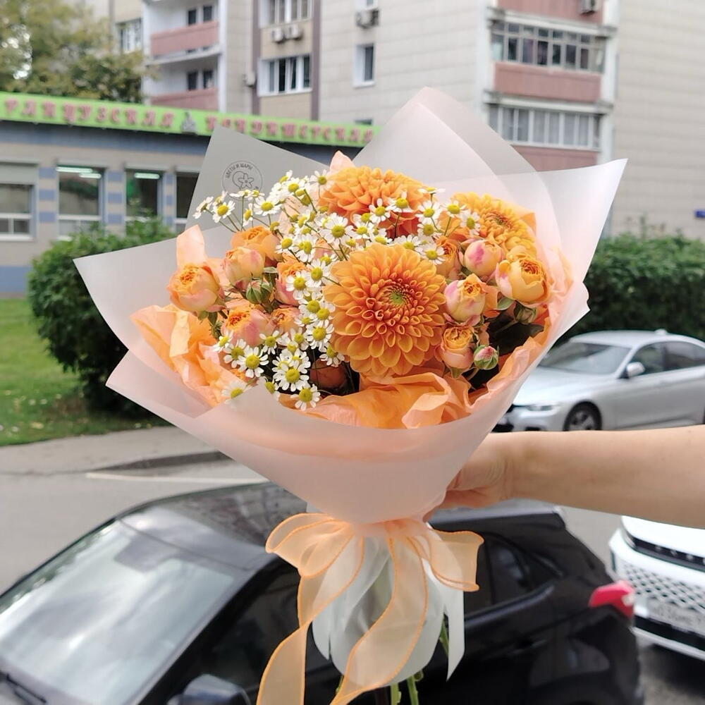 Яркий букет кустовые розы, георгины, ромашки