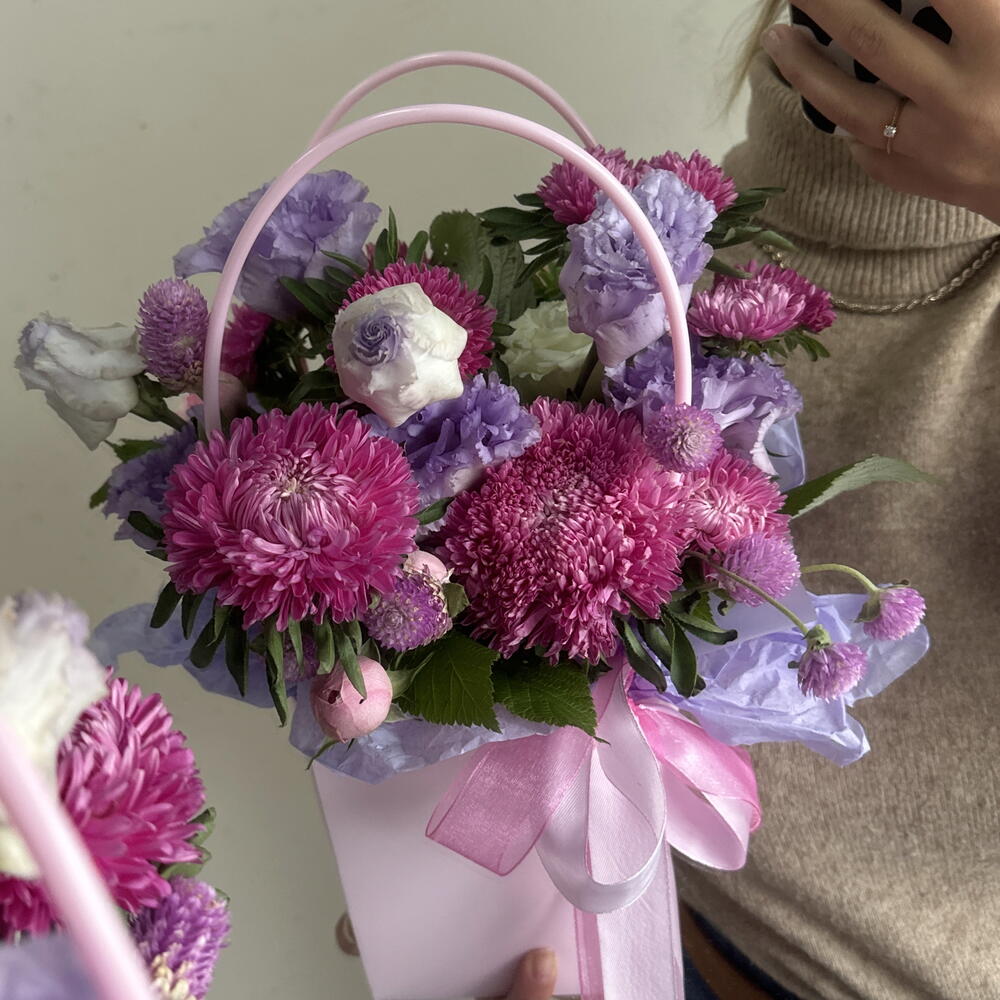 Сумочка с астрами и эустомой 💗💜