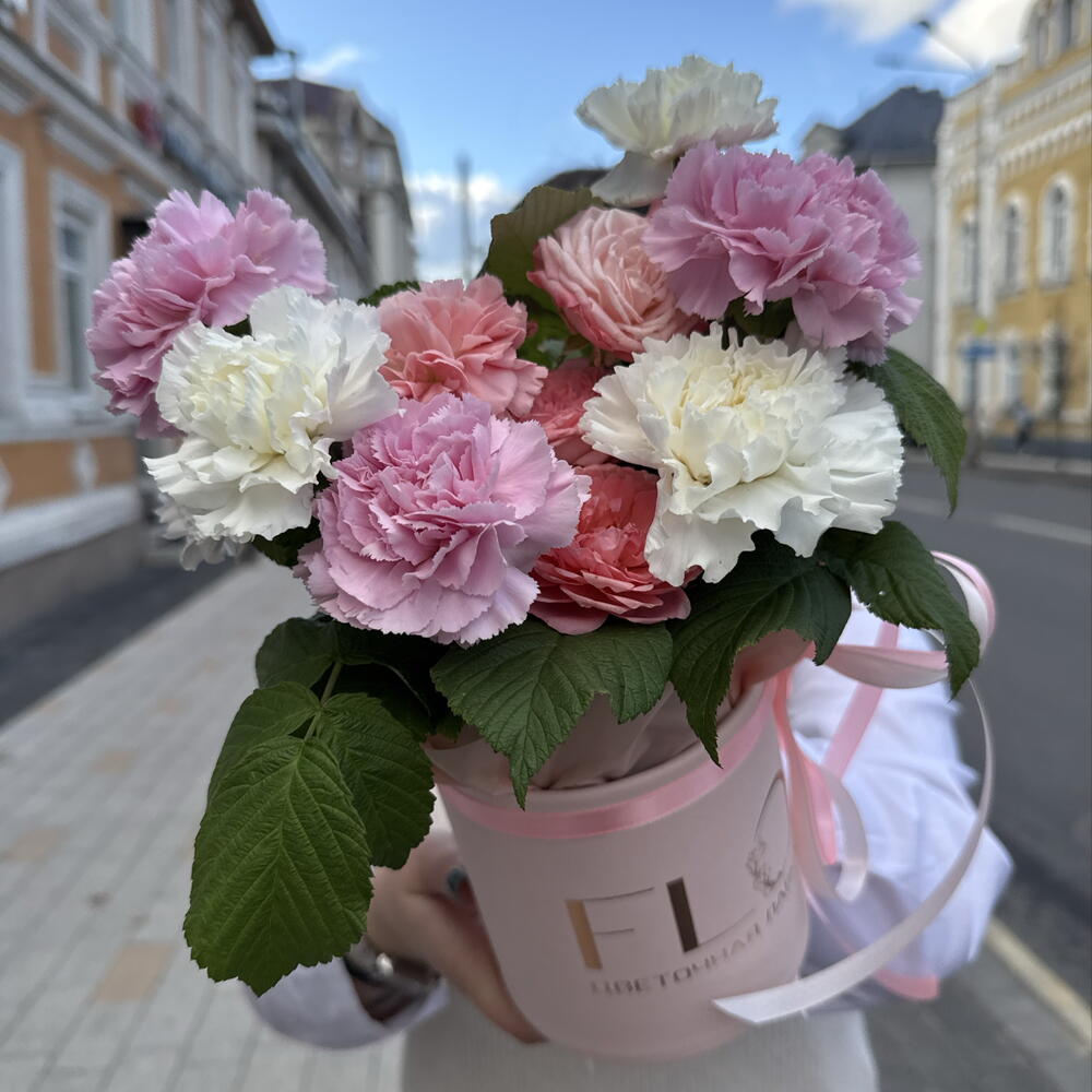 Стойкая композиция с ажурными диантусами, сочной малиной, стойкой кустовой розой