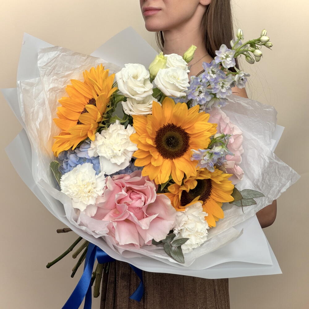 Букет с подсолнухами, дельфиниумом и гортензией