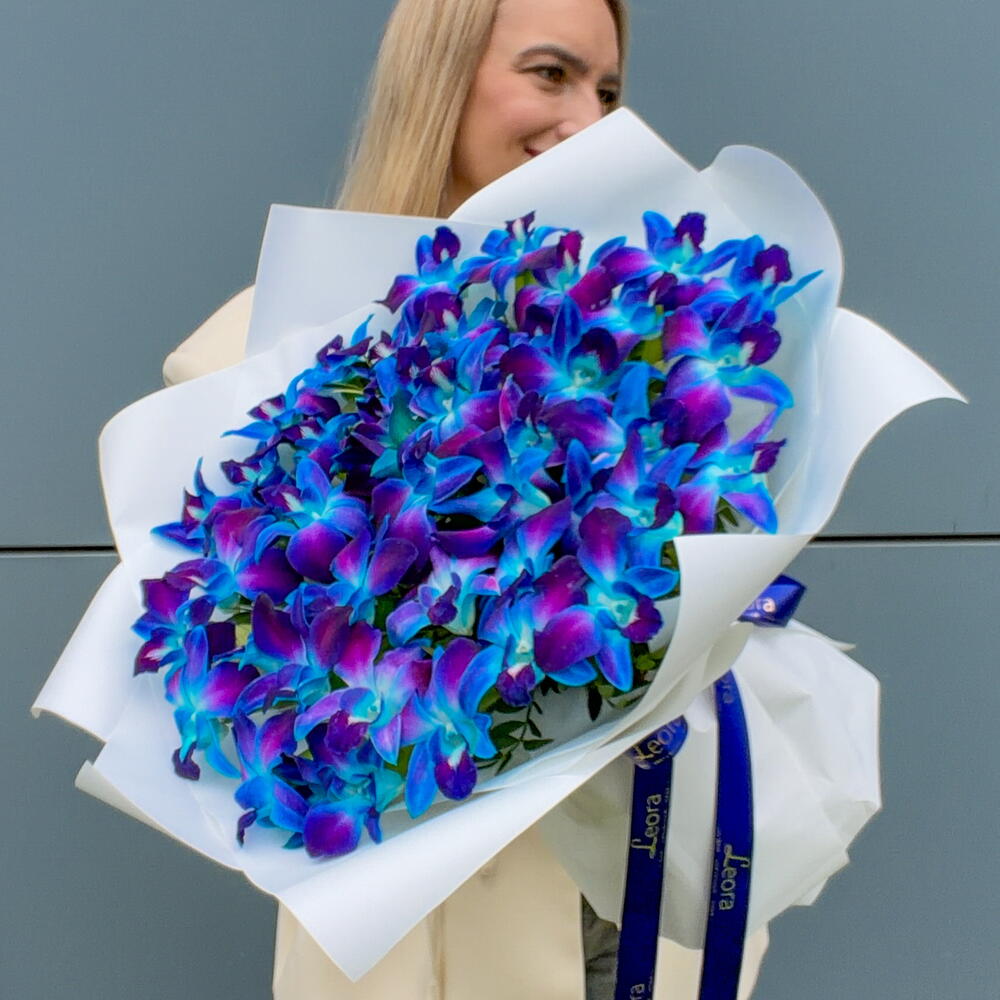 Букет Космос в белом из орхидей. Монобукет 116 Leoraflowers