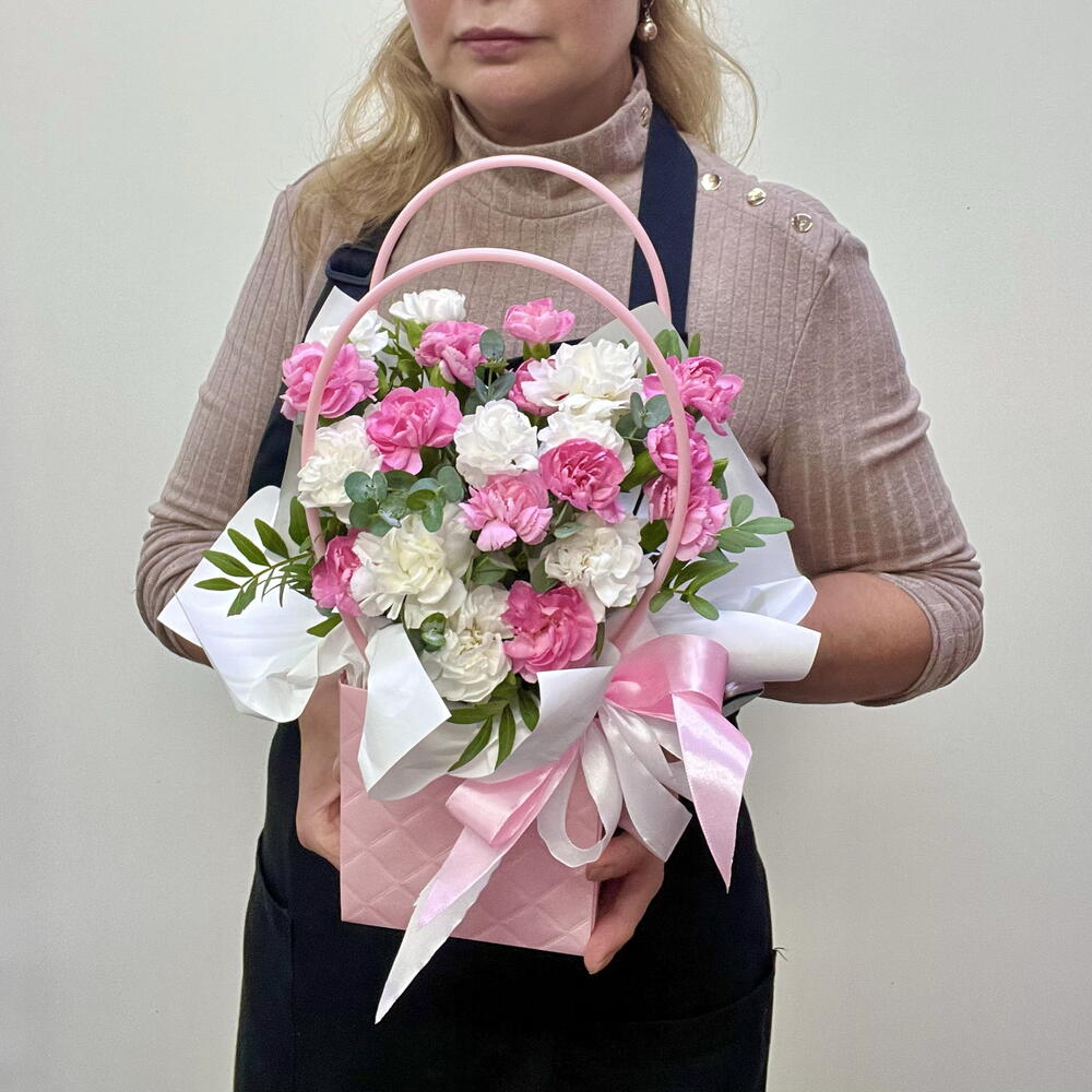 Композиция Комплимент для самой нежной из кустового диантуса и эвкалипта