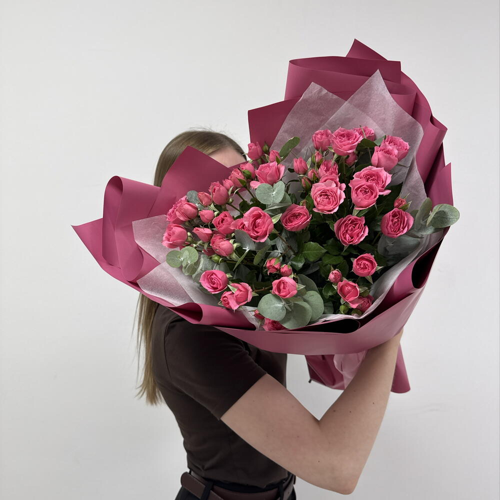 Букет из кустовых роз с  ароматным эвкалиптом 🌸