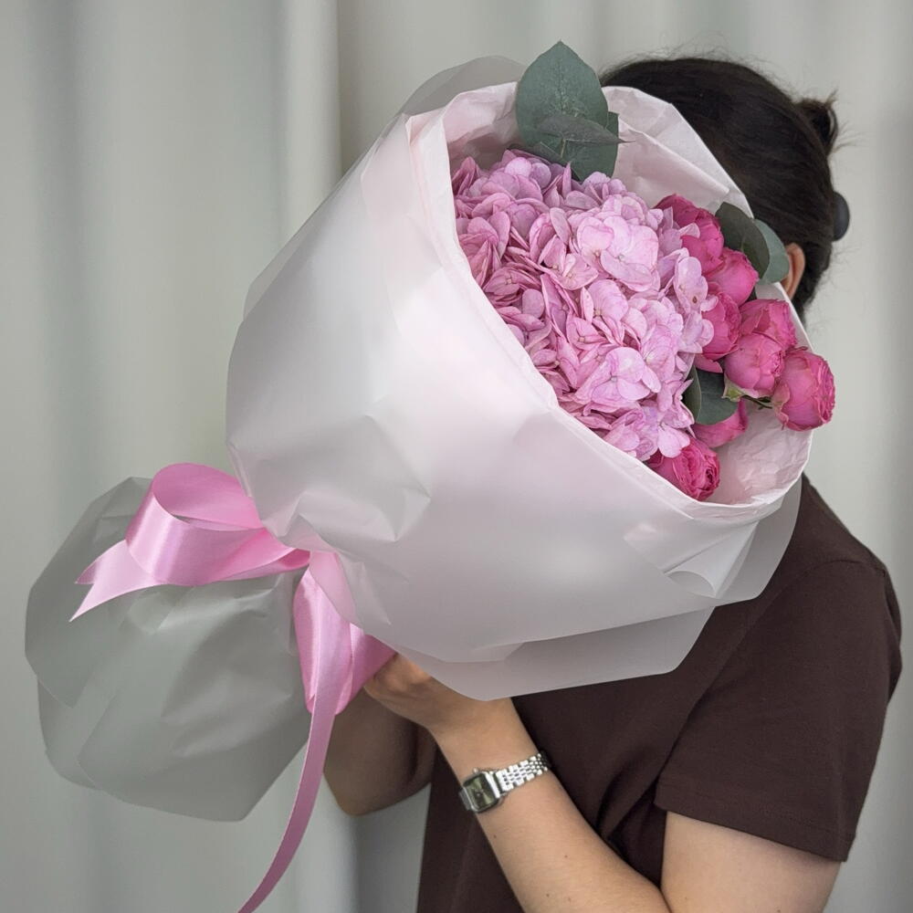 💕☺️ Букет комплимент с гортензией и кустовыми розами