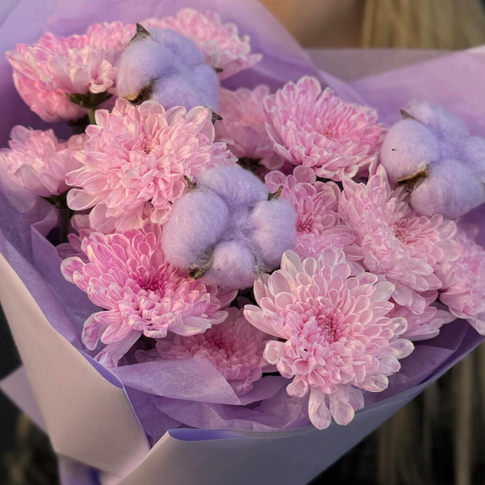 Монобукет пышный «🍓🌸 Клубничное мороженое» (кустовая хризантема, хлопок)