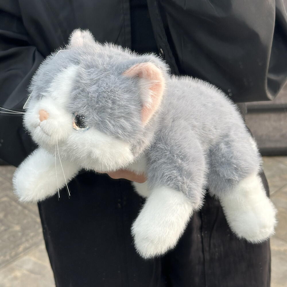 Сұр жұмсақ ойыншық мысықша